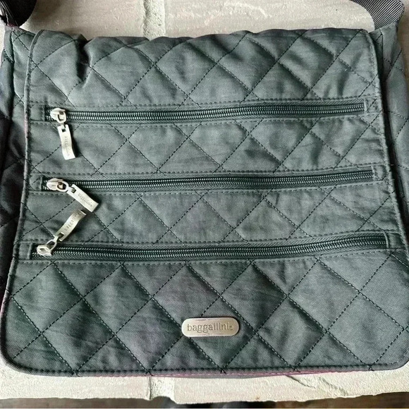 Baggallini Gray Quilted Crossbody Messenger Triple Zip Flap Bag Purse w
Pouch - Picture 3 of 9